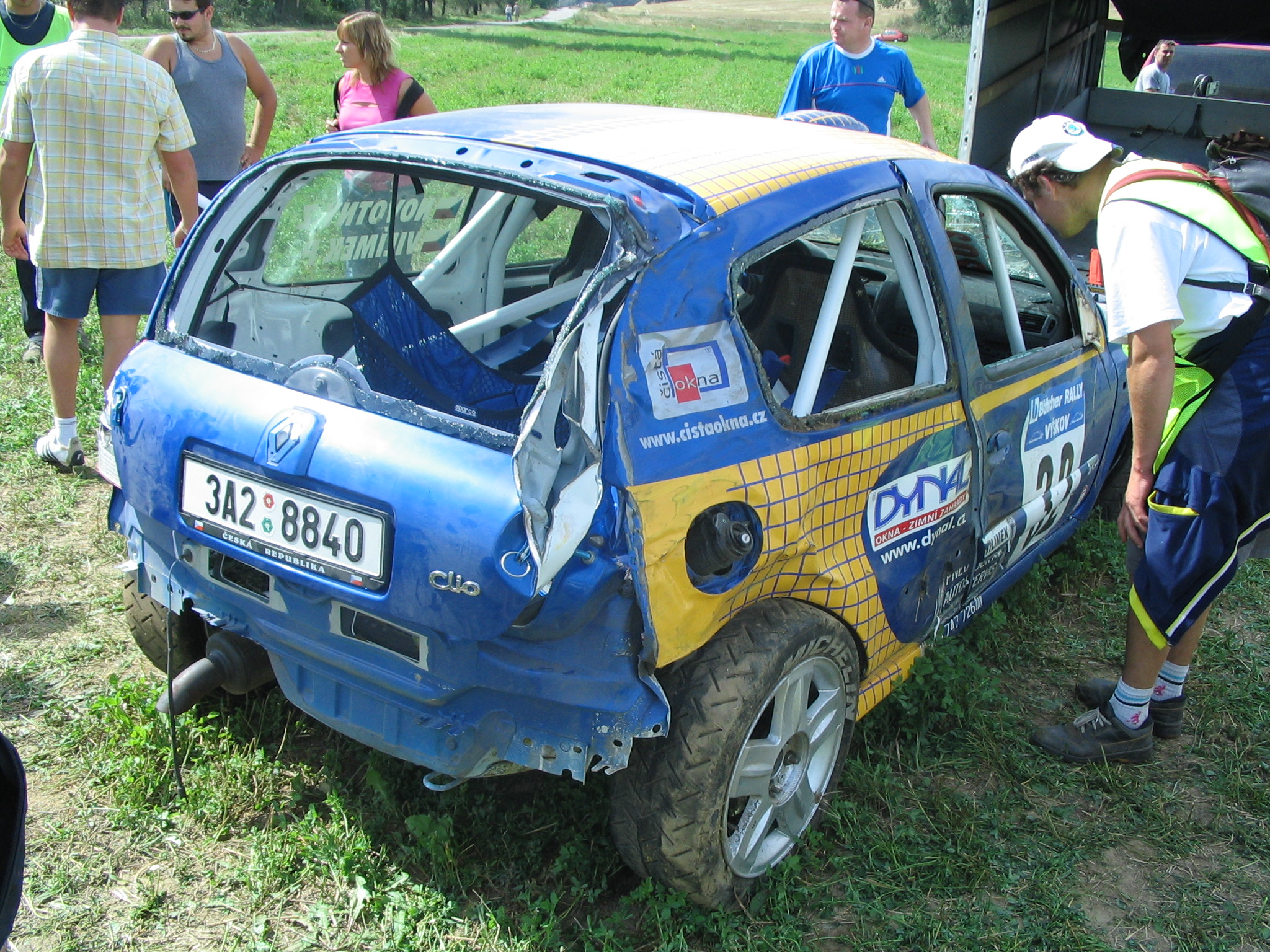 Vilímkovo Clio po doskoku na RZ Vážanská